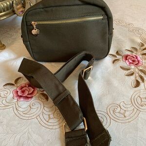 NWOT Unknown designer Green Crossbody Bag with Adjustable Strap